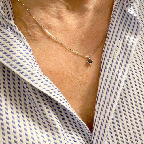 Collana con ciondolo rettangolare nero con zircone
