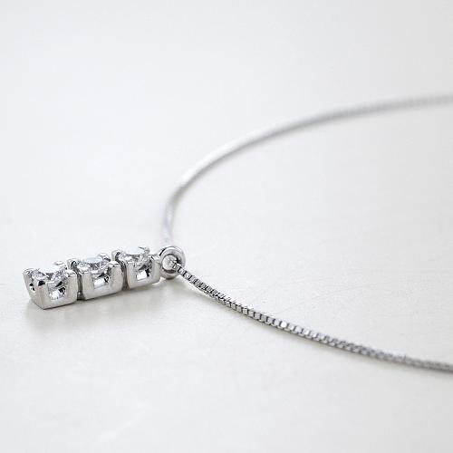 Collana con pendente Trilogy con diamanti carati 0.27 G