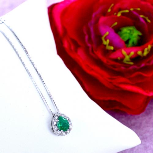 Collana con Smeraldo a Goccia e Diamante su oro rosa | - La tua g