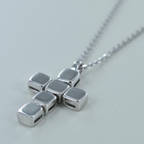 Pendente a forma di croce con maglia cubana moissanite a taglio rotondo