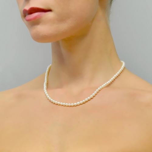 Collana Filo di Perle AKOYA 5 - 5.5 mm con chiusura con diamante