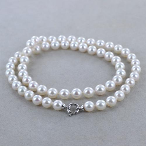 Collana a un filo di perle coltivate bianche d'acqua dolce e fermaglio