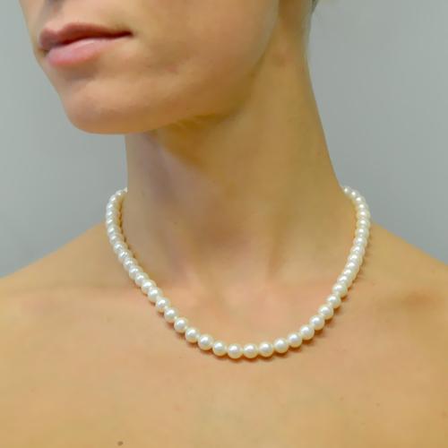 Lunga collana di perle coltivate (diam. mm. 6) con chiusura in oro bianco e... | Stadion
