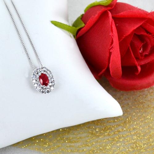 Collana in oro con Rubino da mezzo carato e doppio contorno di