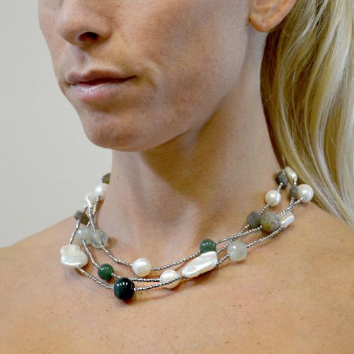 Avalaya Collana lunga con perline di legno dipinte color menta con motivo geometrico in corda nera, 90 cm max/regolabile
