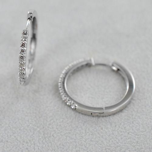 Orecchini a cerchio in argento sterling con taglio a diamante