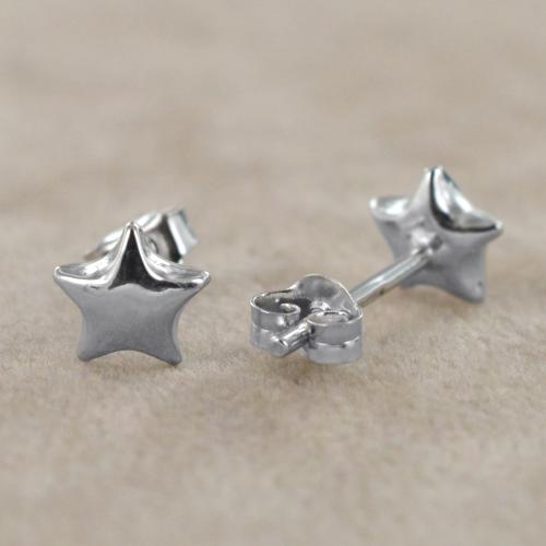 Beginnins - Orecchini a stella in argento con chiusura a farfalla