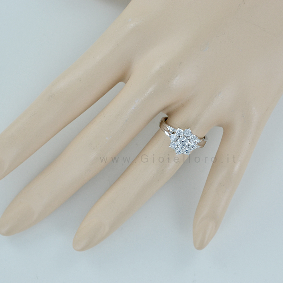 anello diamante a fiore