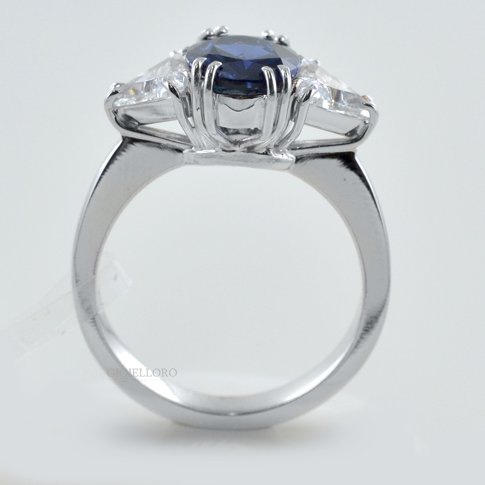 Anello Con Zaffiro Centrale E Diamanti Taglio Trillion Gioielloro It La Tua