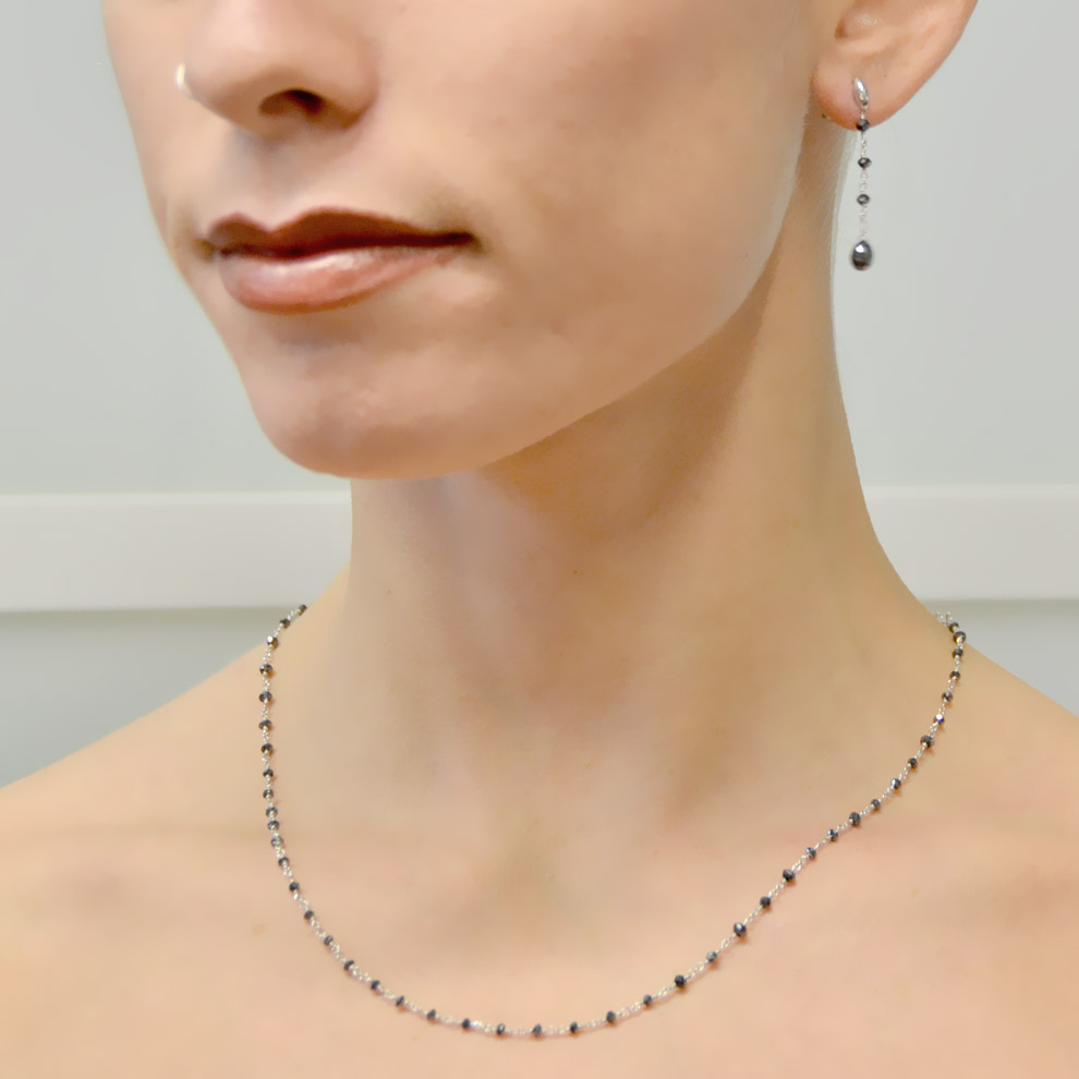 Rachel Jackson - Orecchini A Bottone Con Faccina Sorridente E Simbolo Della Pace Placcati Oro 22 K Con Confezione Regalo Rachel Jackson - Orecchini A Bottone Con Faccina Sorridente E Simbolo Della Pace Placcati Oro 22 K Con Confezione Regalo