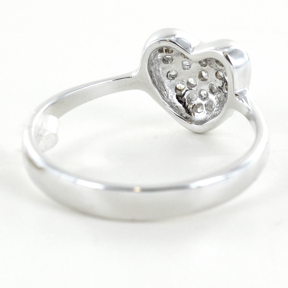 Anello a forma di cuore con pave di diamanti | Gioielloro.it - La tua