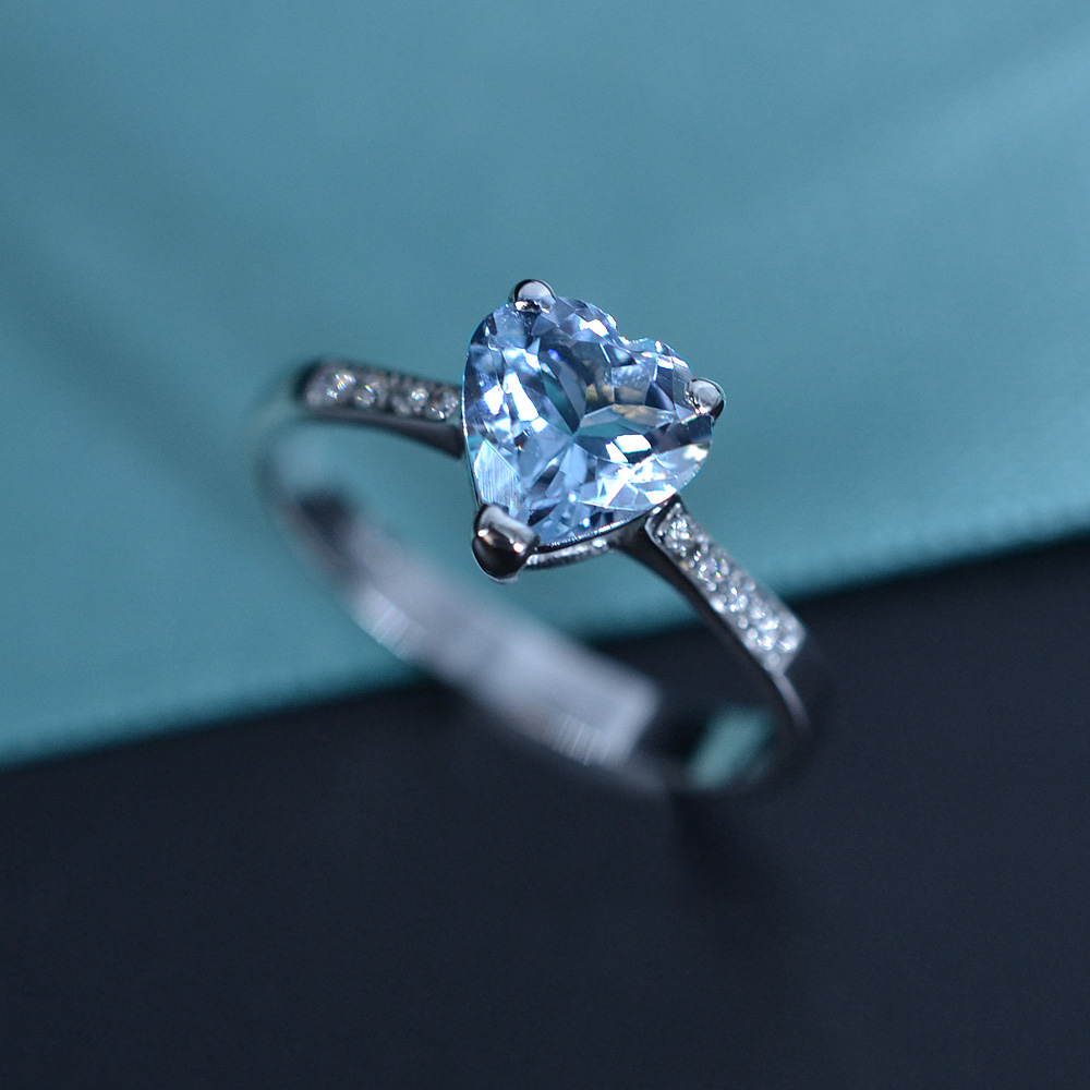 Anello con Acquamarina taglio Cuore in oro bianco con Brillanti Gioielloro