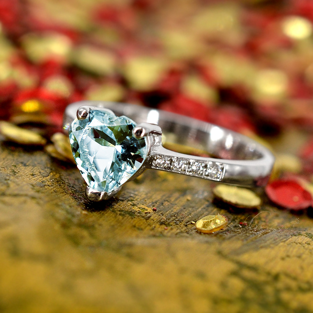 Anello bianco con cuore sale rosso
