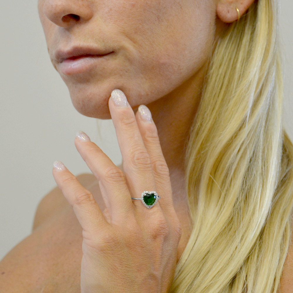 Anello Cuore in oro bianco e zirconi bianchi e colore smeraldo