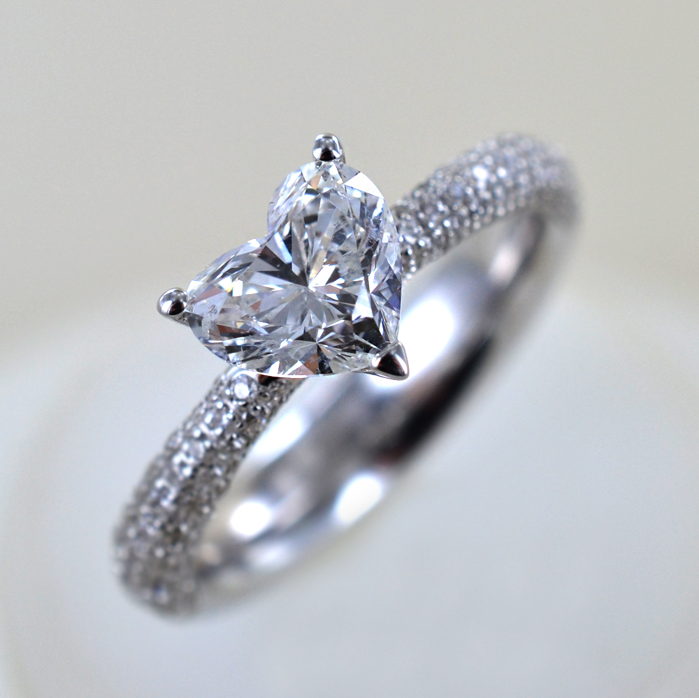 Anello solitario con diamante a cuore da oltre un carato IGI Gioielloro