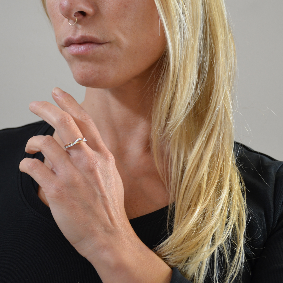 Sandali oro da donna con doppia fascia intrecciata e zeppa comoda P Soft