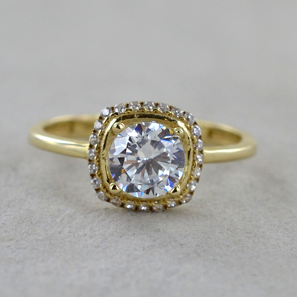 Carissima Orecchini A Perno Con Contorno Di Diamanti In Oro Giallo 9 Carati (375) – Eleganza Italiana In Confezione Regalo Di Lusso - 4