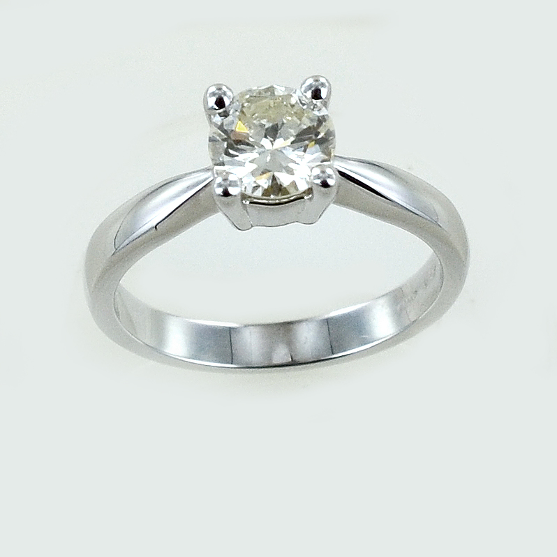 Anello solitario con diamante da quasi un carato colore J 0.86