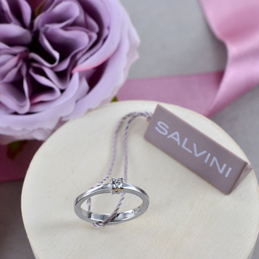anello-solitario-salvini-collezione-battito-con-incastonatura-a-cuori