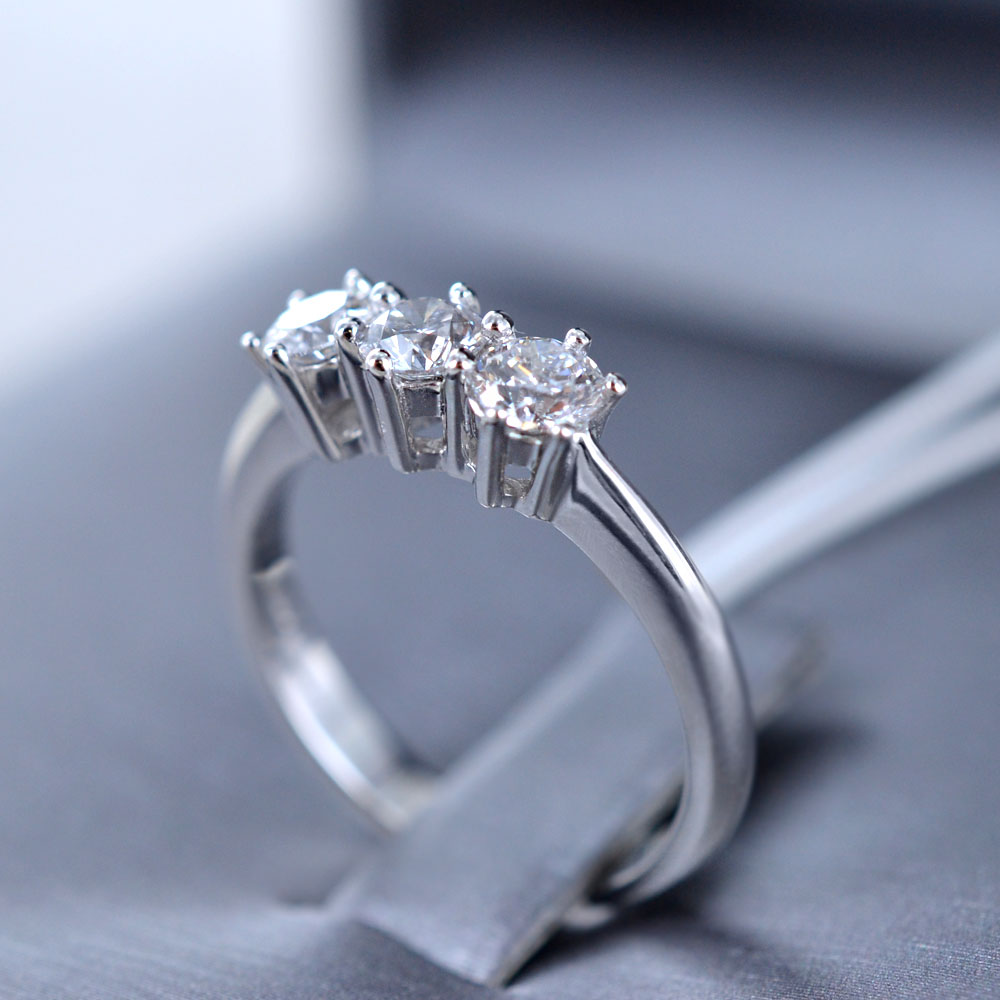 Anello Trilogy a 6 griffes con diamanti da oltre mezzo carato D color Gioiell