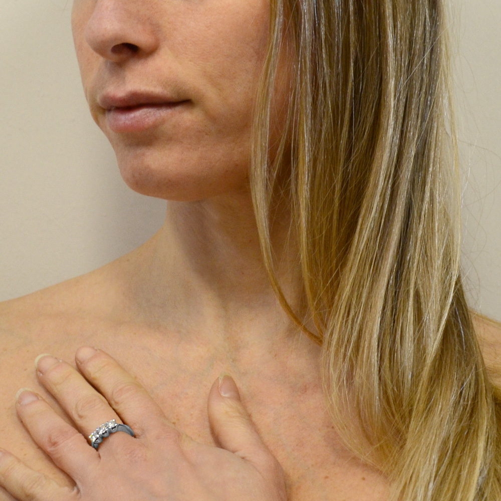Anello con 3 pietre con diamanti da 0,95 carati in oro giallo