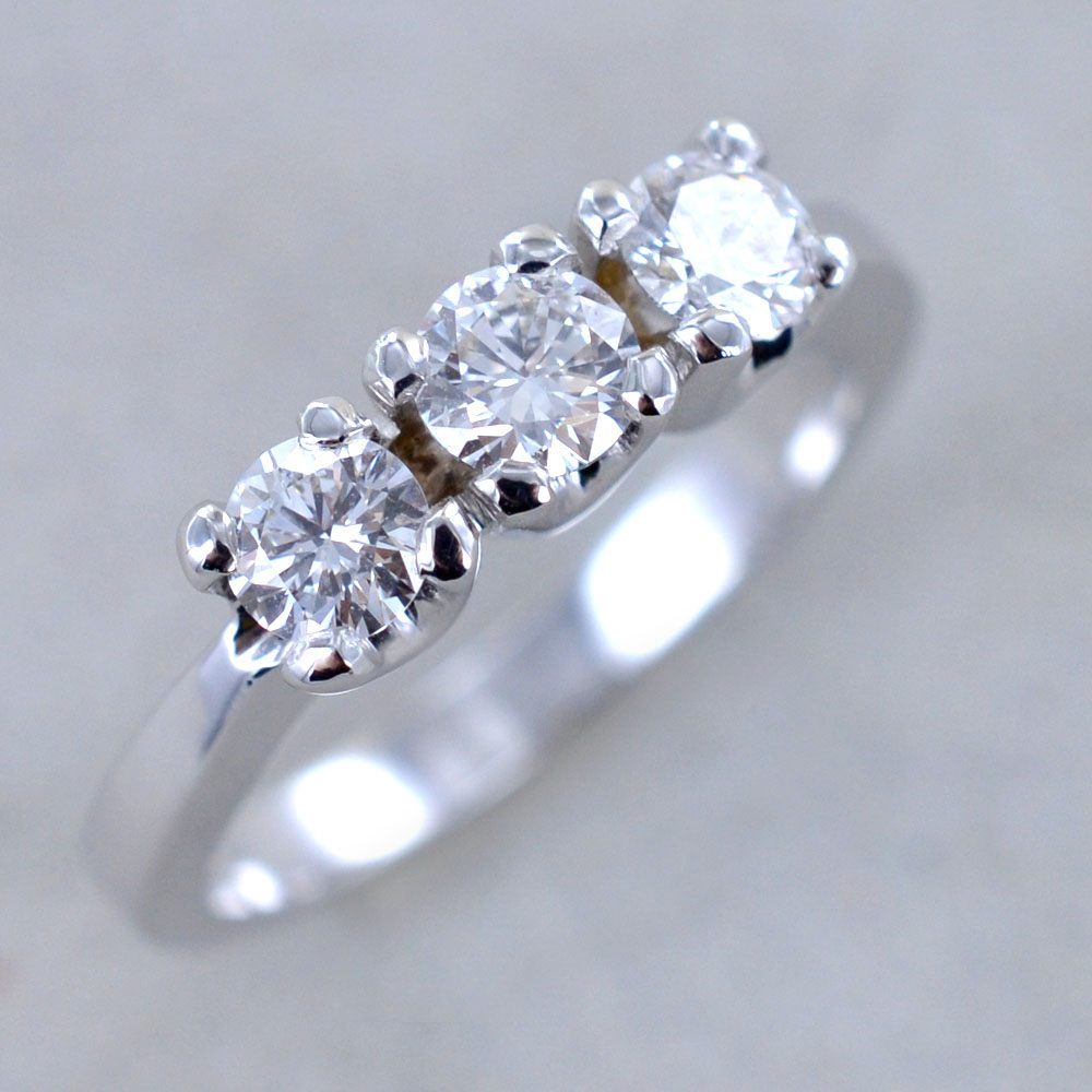 Anello Trilogy in oro con tre diamanti ct 0.80 colore G Gioielloro La tu