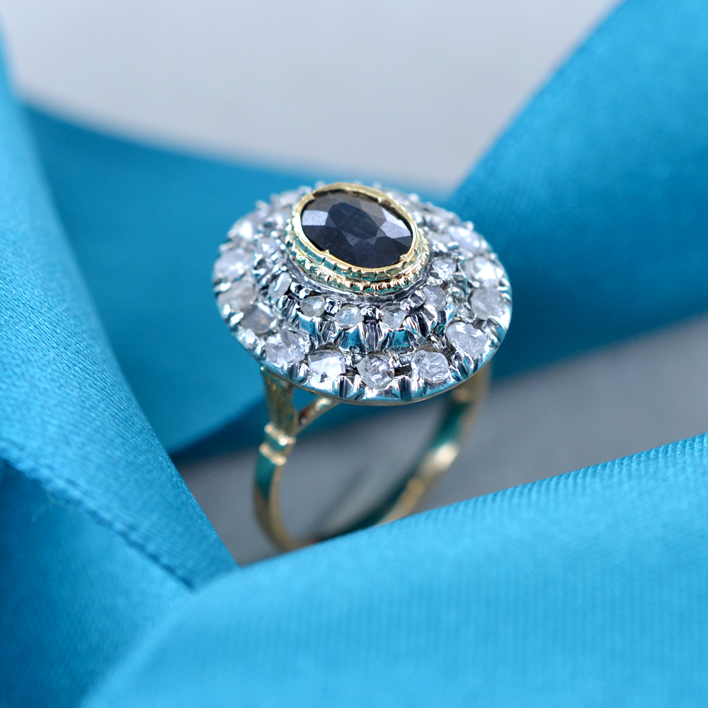Anello Vintage 3 Pietre Con Zaffiro Blu Ovale 4 Ct E Diamanti Simulati – Argento 925 Oro Giallo