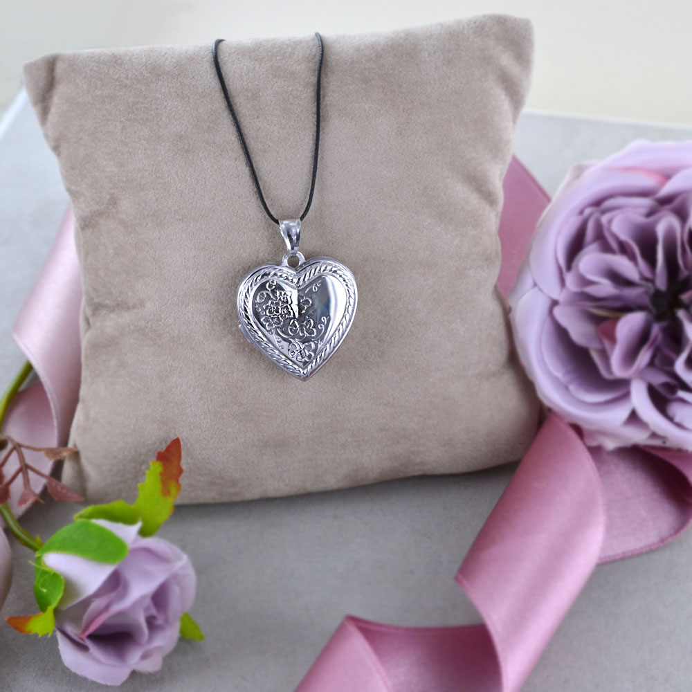 Collana con ciondolo portafoto a forma di cuore, in argento sterling, su catenina lunga 46 cm. Dimensioni: 18 mm x 20 mm x 4,5 mm In confezione regalo 8018/18