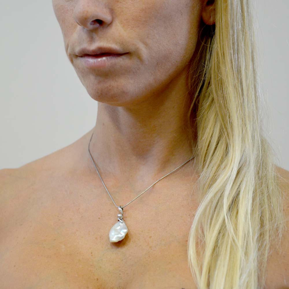 Ho chiamato questo anello Melia, come la ninfa greca nata tra le onde. La sua perla scura mi fa pensare all'acqua profonda, e ha una forza magnetica 🖤 L'anello è regolabile, ma