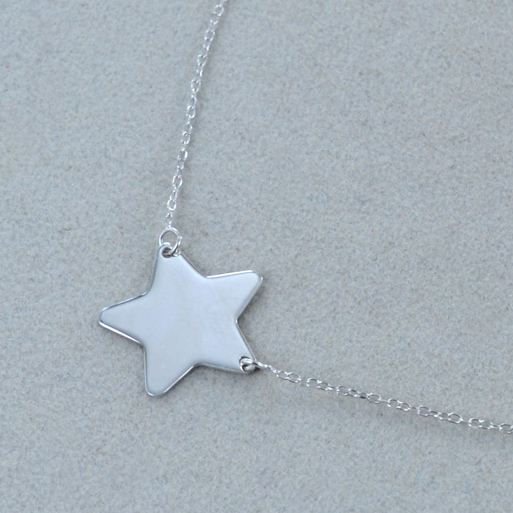 Collana con ciondolo a forma di sole color oro: gioiello