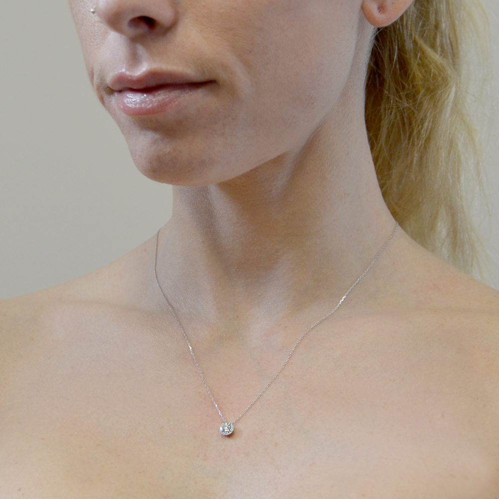 Collana con Punto Luce diamante ct. 0.25 E VS e contorno di diamanti Gioiello
