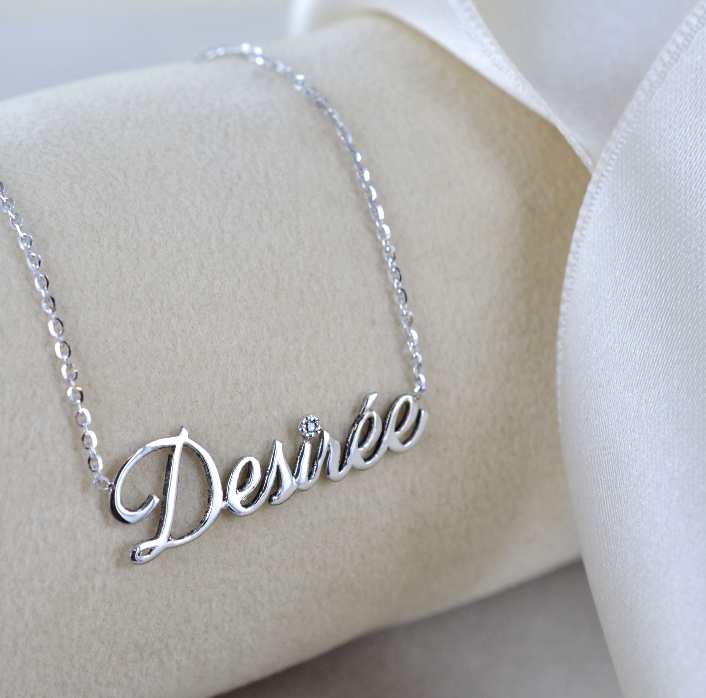 Collana con nome personalizzato: ciondolo con scritta, oro