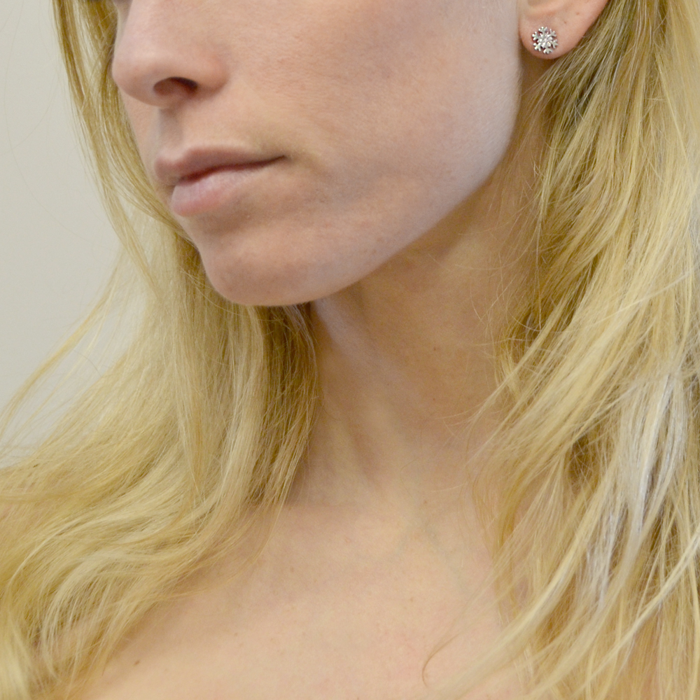 DesignB London - Orecchini a bottone a forma di fiocco con perle
