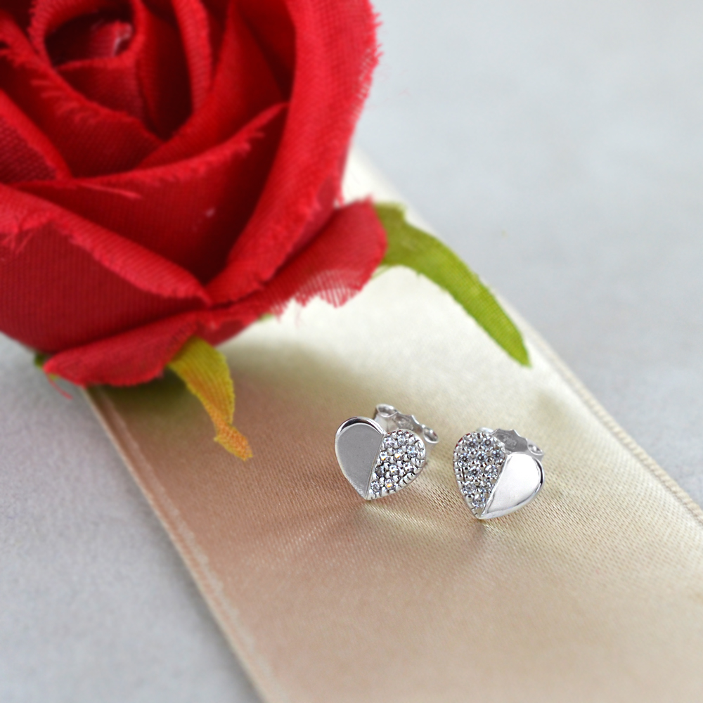 Orecchini a forma di Cuore in oro bianco con zirconi su met cuore