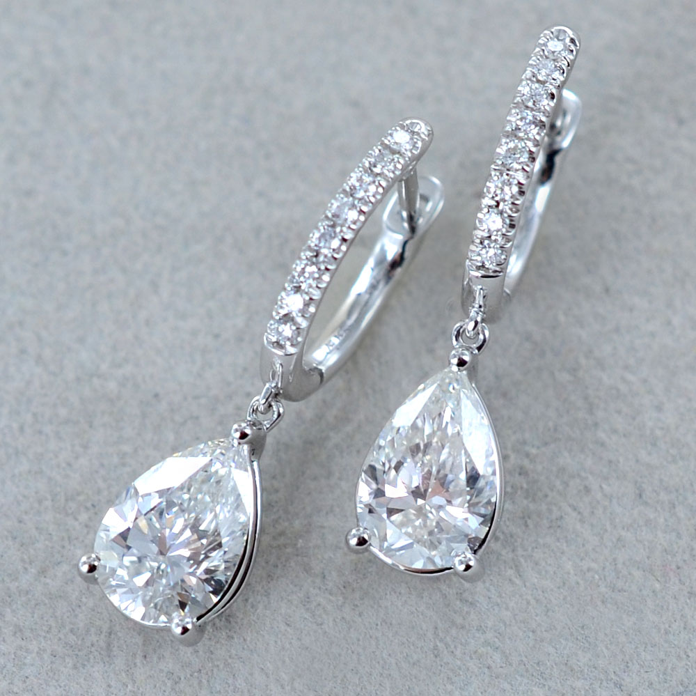 Orecchini a goccia e con diamanti rotondi, pendenti con diamanti Orecchini a goccia e con diamanti rotondi, pendenti con diamanti